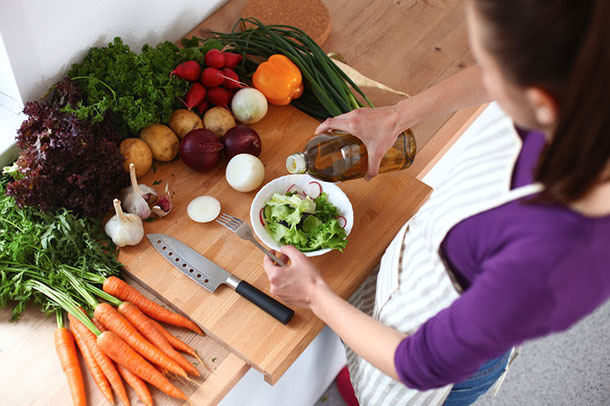 Wer unter Psoriasis leidet, sollte gezielt auf seine Ernährung achten. (Foto: Kochen, frische Zutaten liegen bereit. 123RF, Katsiaryna Lenets)
