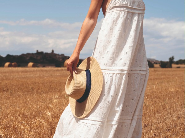 Frau mit Sommerkleid