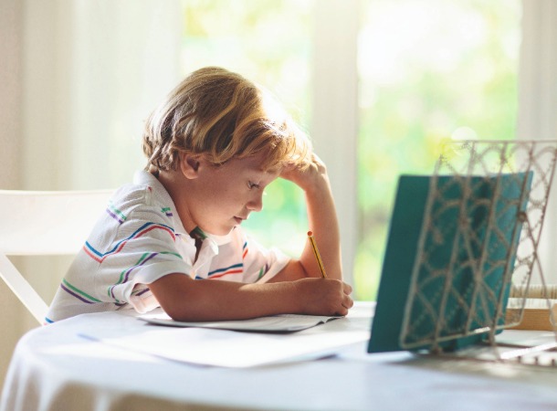 Junge bei den Hausaufgaben