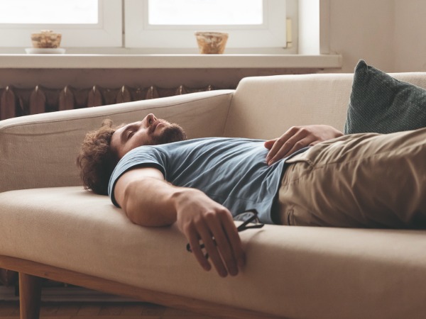 Keine Lust auf Sport nach der Arbeit? Haben Sie die Sportsachen schon dabei (Foto: 123RF/fzkes) Mann auf dem Sofa