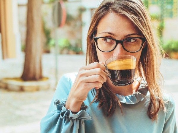 Gewohnheitsmässige Handlungen werden in einer anderen Hirnregion verarbeitet. (Foto: 123RF/fiistimlyanin) Frau trinkt Kaffee