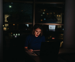 Frau arbeitet nachts im Büro