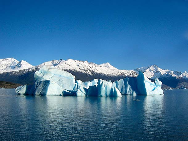Wasser dehnt sich bei Abkühlung aus. Eis besitzt daher eine geringere Dichte als flüssiges Wasser. Infolgedessen schwimmt es oben – weswegen Eisberge aus dem Wasser ragen. (Foto: WikiCommons, I Haykison) 