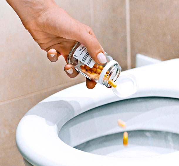 Jetez les médicaments dans les toilettes.