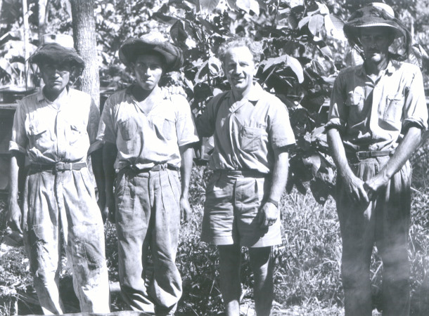 Alfred Vogel mit Indigenen auf einer Plantage