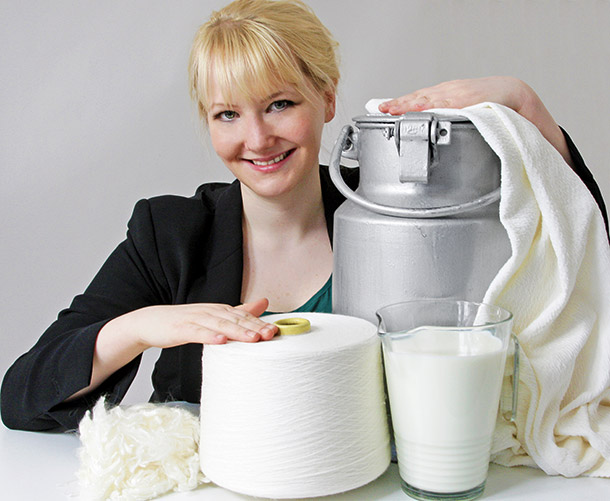 Die Mikrobiologin Anke Domaske hat eine Methode entwickelt, mithilfe derer man aus Milch Fasern schaffen kann.